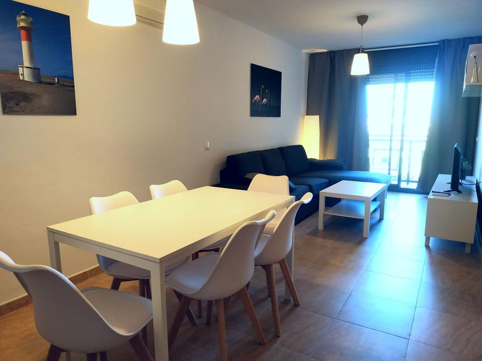 TV and multimedia, Living room, Seating area, Dining area