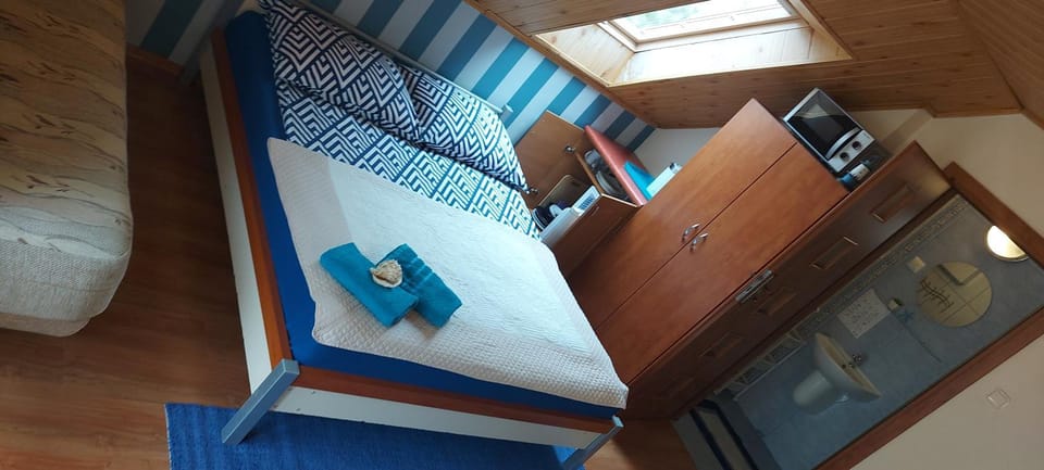Bed, TV and multimedia, Photo of the whole room, Seating area, Bedroom