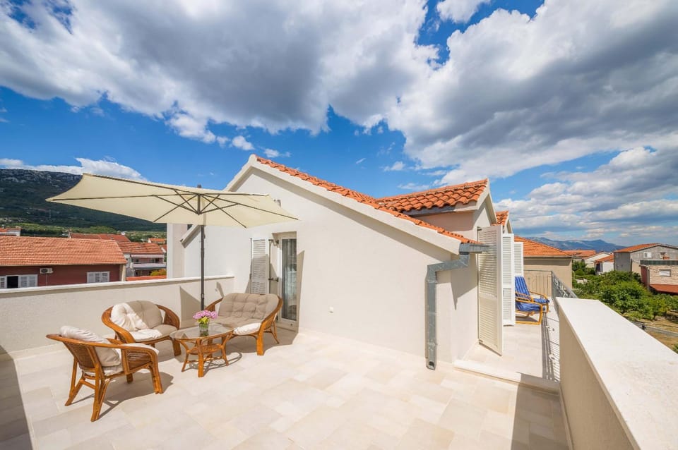 View (from property/room), Balcony/Terrace, Mountain view