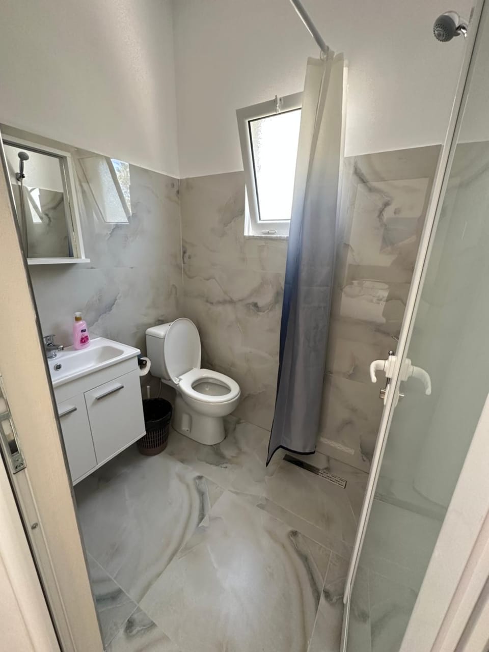 Shower, Toilet, towels