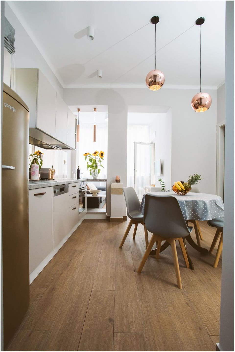 Kitchen or kitchenette, Dining area
