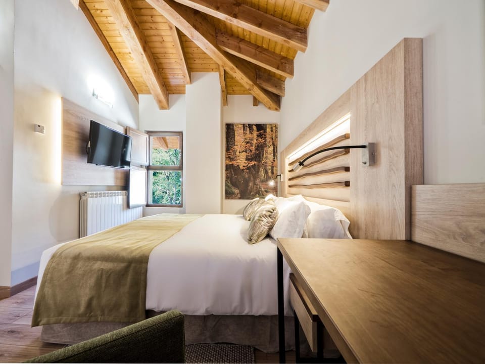 Shower, Bed, Bathroom, TV and multimedia, Living room, Photo of the whole room, Seating area, Bedroom, River view