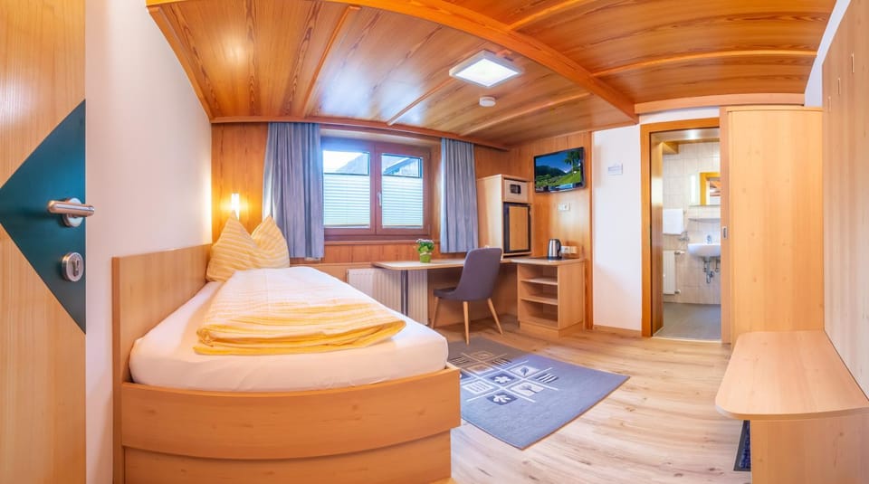 Toilet, Bed, Coffee/tea facilities, Photo of the whole room, Decorative detail