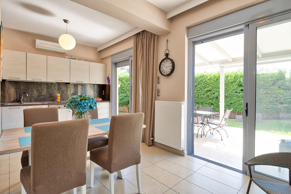 Elegant new maisonette near the sea Villa in Islands