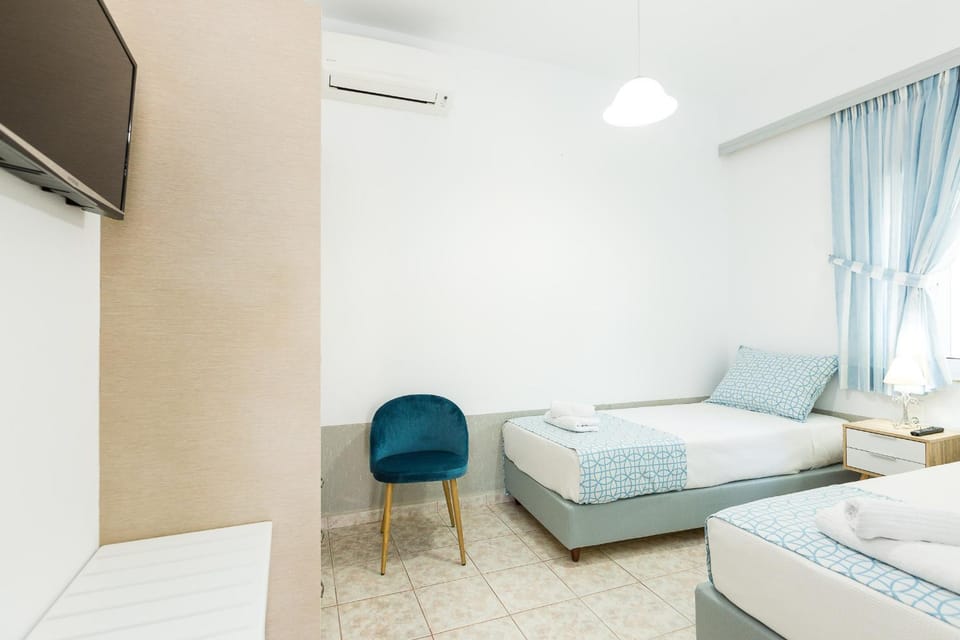 Bed, TV and multimedia, Bedroom