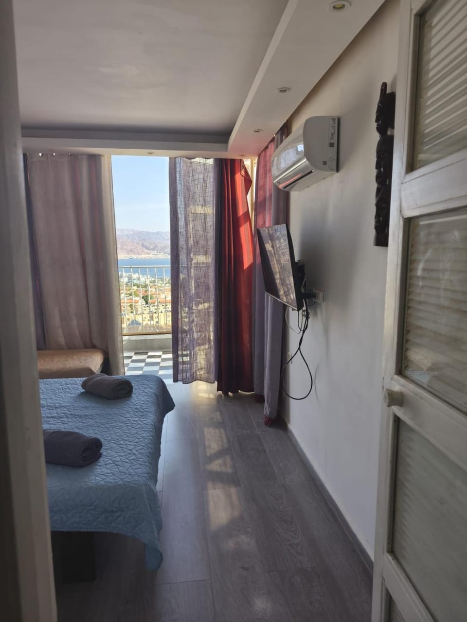 Photo of the whole room, Bedroom