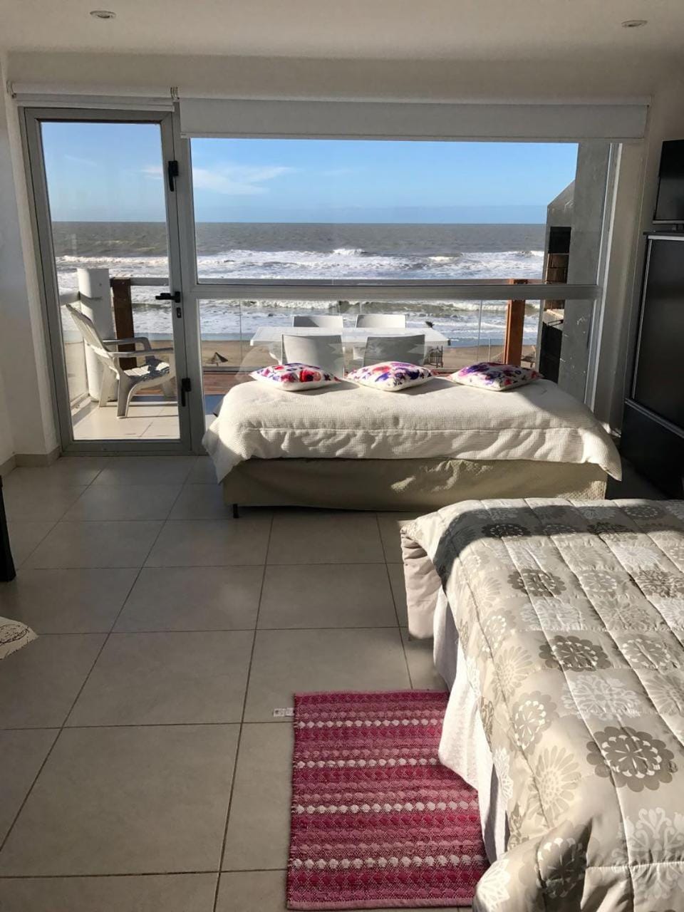 Photo of the whole room, Beach