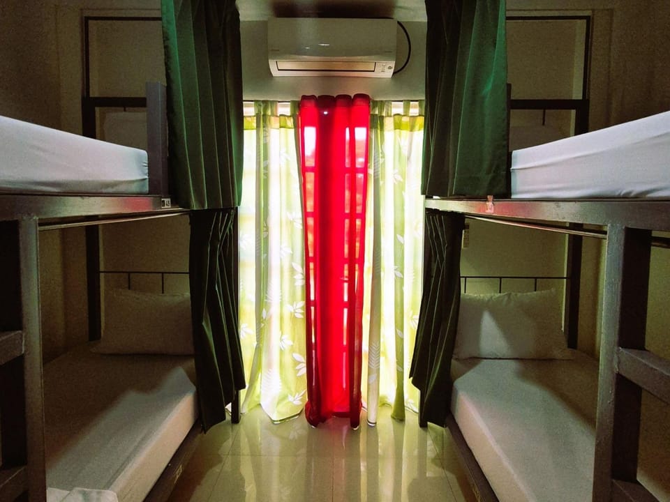Bed, Photo of the whole room, Bedroom, bunk bed, air conditioner