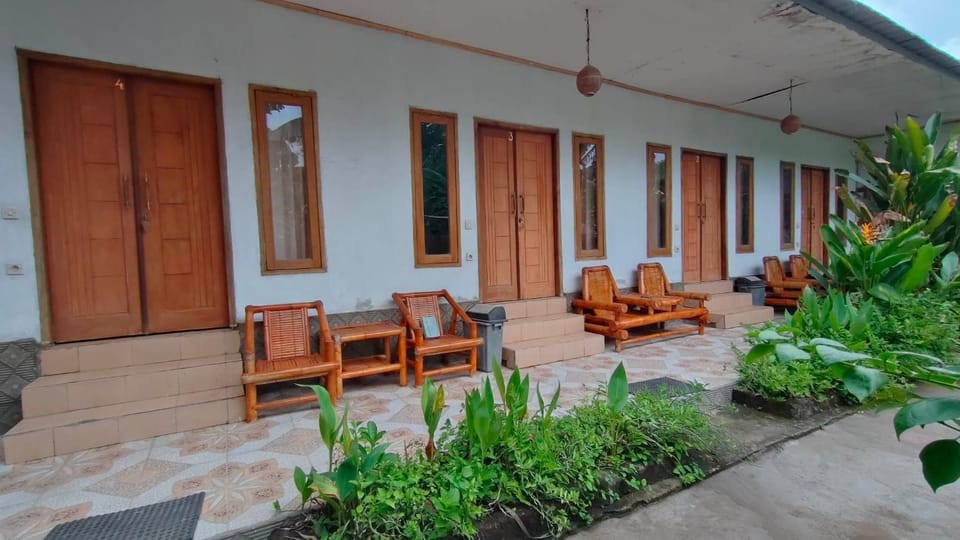 Dua Nina 2 Guesthouse Bed and Breakfast in Pemenang