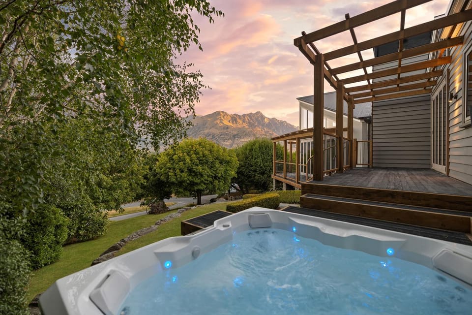 Hot Tub, Garden view, Landmark view, Mountain view