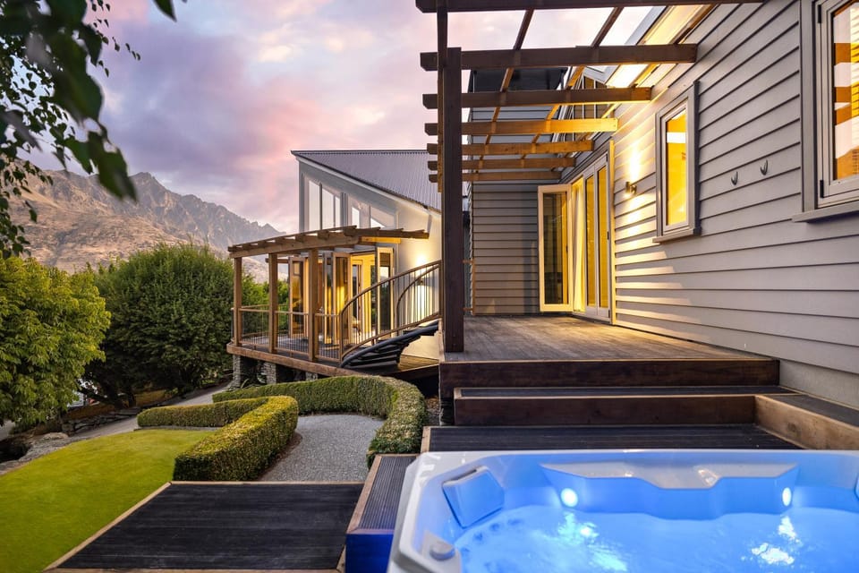 Property building, Hot Tub, Mountain view