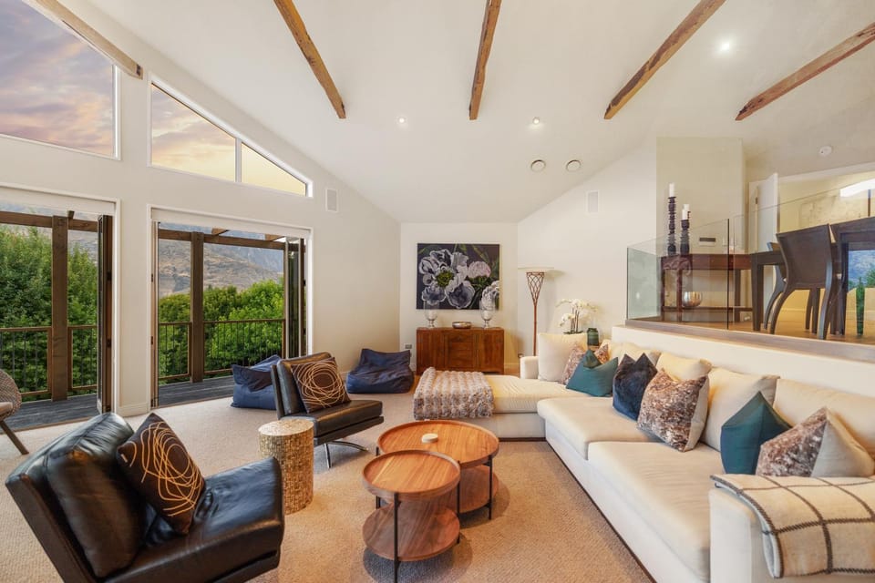 Living room, Garden view, Mountain view