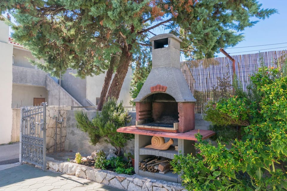 Property building, Patio, Day, BBQ facilities, Garden, Garden view