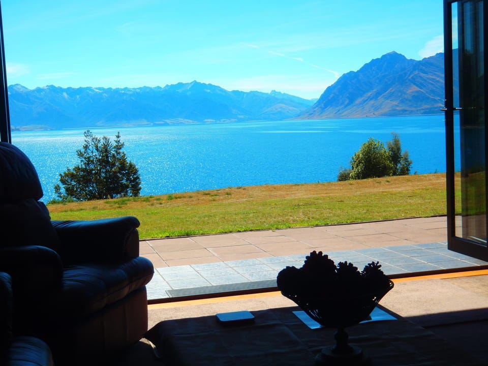 Lakefront Bellevue Lake Hawea Wanaka House in Otago