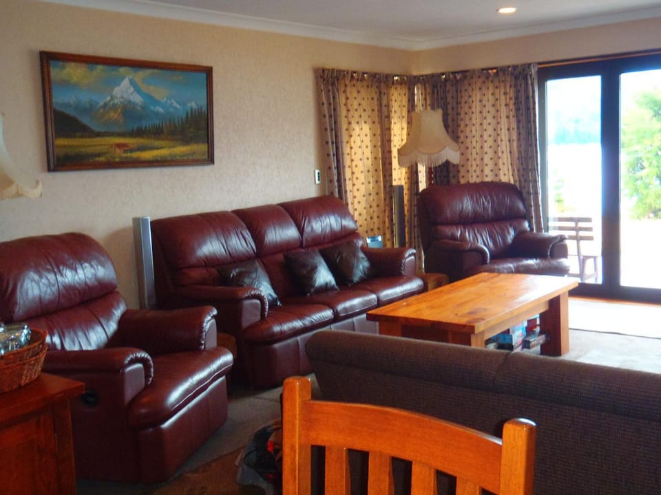 Lakefront Bellevue Lake Hawea Wanaka House in Otago