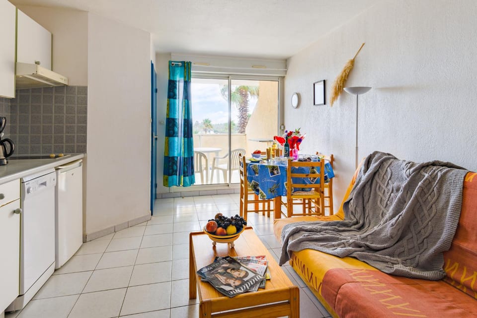 Kitchen or kitchenette, Seating area, Dining area