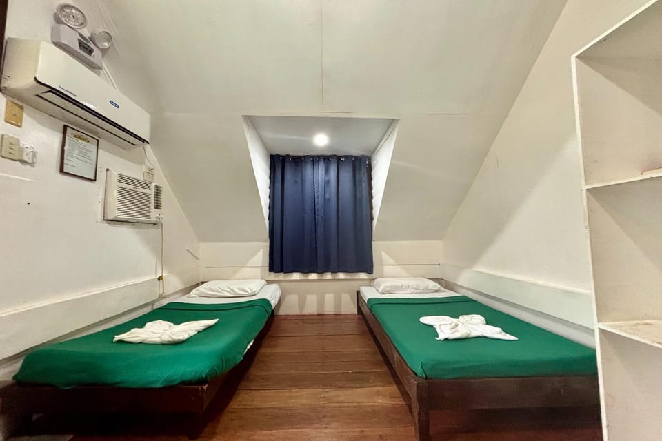Photo of the whole room, Bedroom, air conditioner