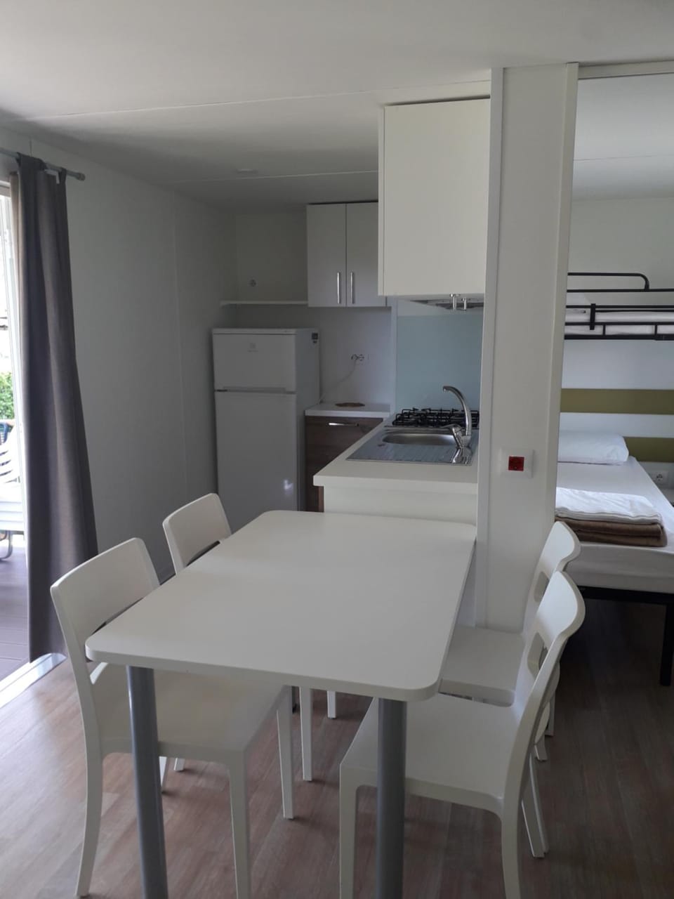 Kitchen or kitchenette, Dining area