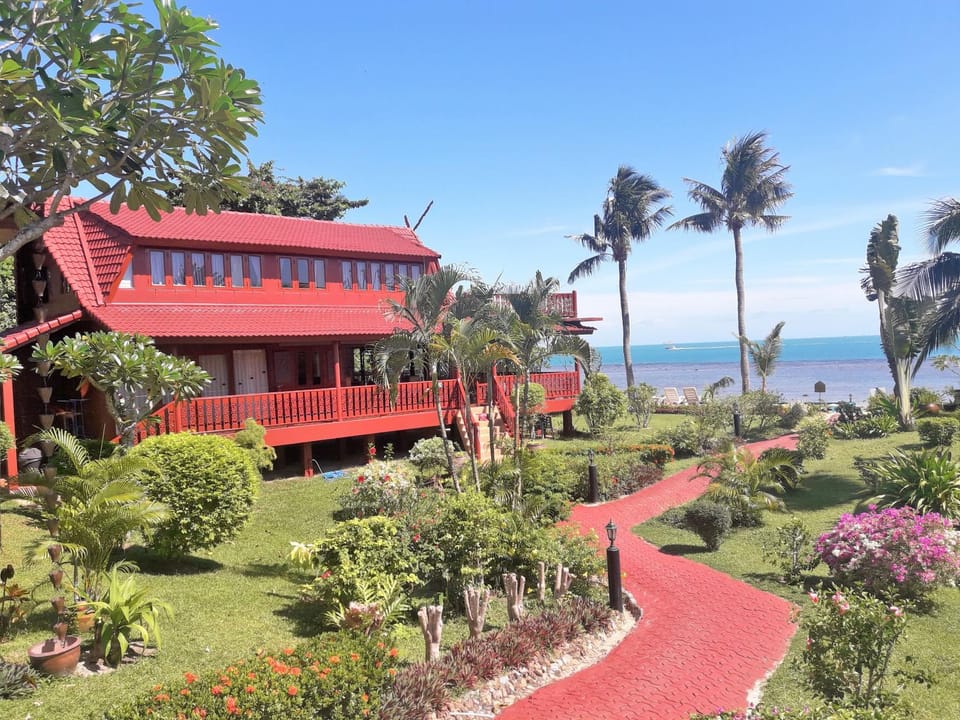 Property building, Facade/entrance, Garden, Sea view