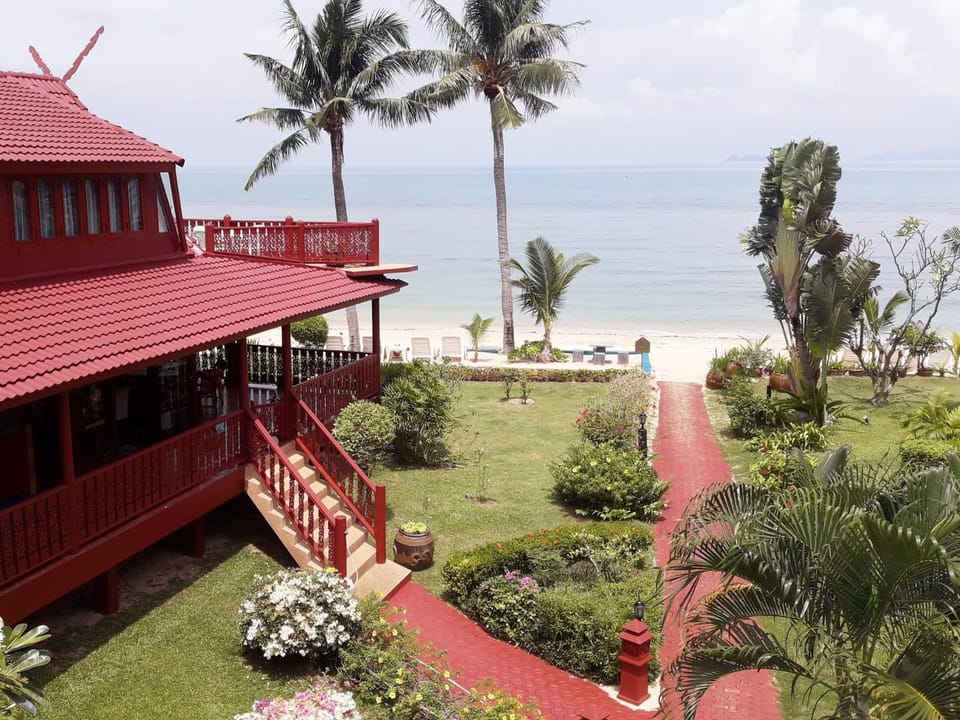 Property building, Facade/entrance, Garden, Beach, Sea view