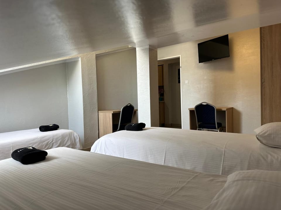 Bed, TV and multimedia, Photo of the whole room, Bedroom, towels