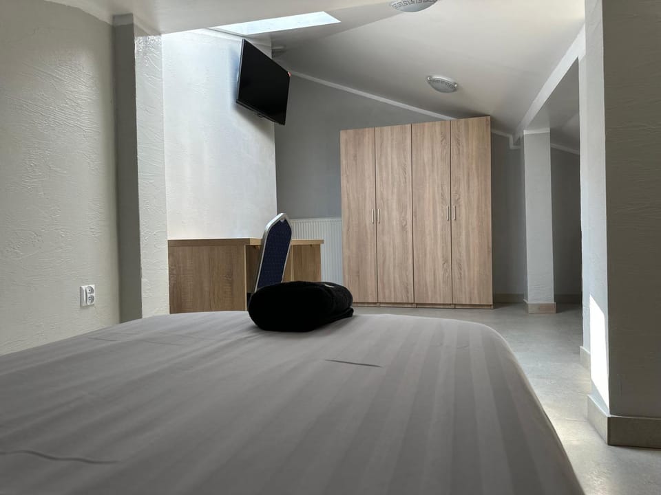 Bed, TV and multimedia, Photo of the whole room, Bedroom, wardrobe