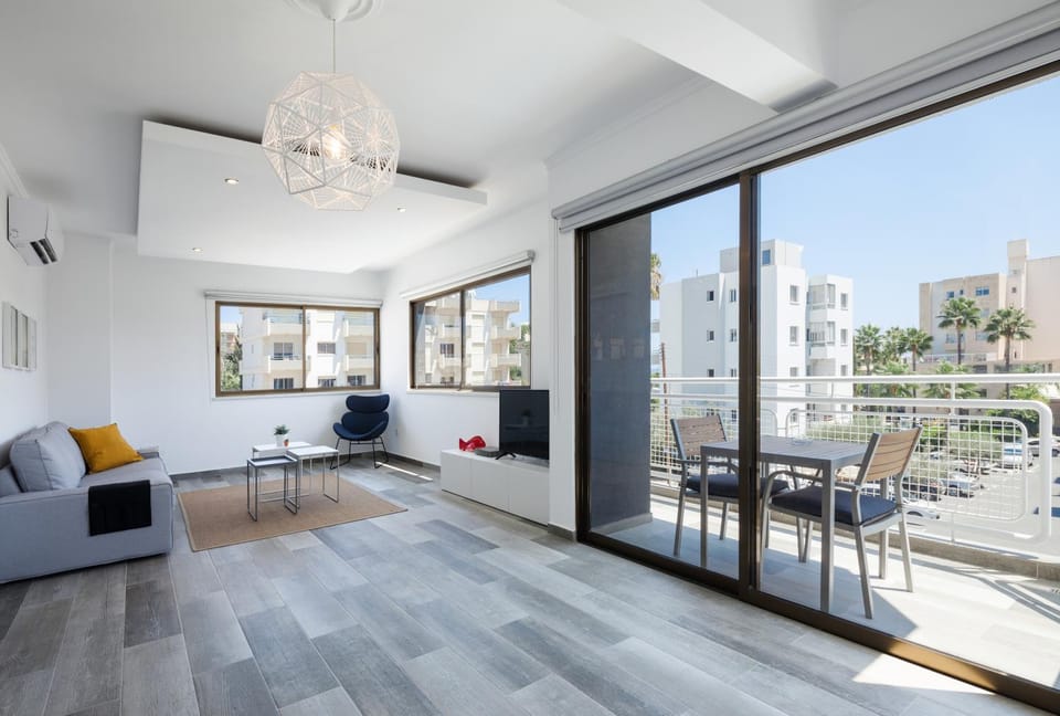 TV and multimedia, Balcony/Terrace, Living room, Seating area, City view, Pool view