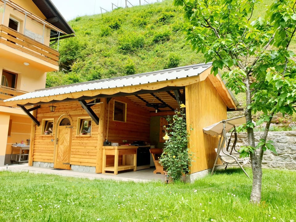 Property building, Facade/entrance, Garden, Kitchen or kitchenette
