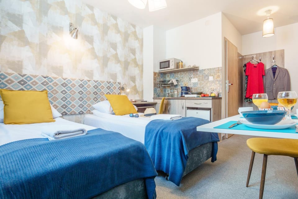 Bed, Kitchen or kitchenette, Food and drinks, Photo of the whole room, Dining area, Bedroom, Food, towels