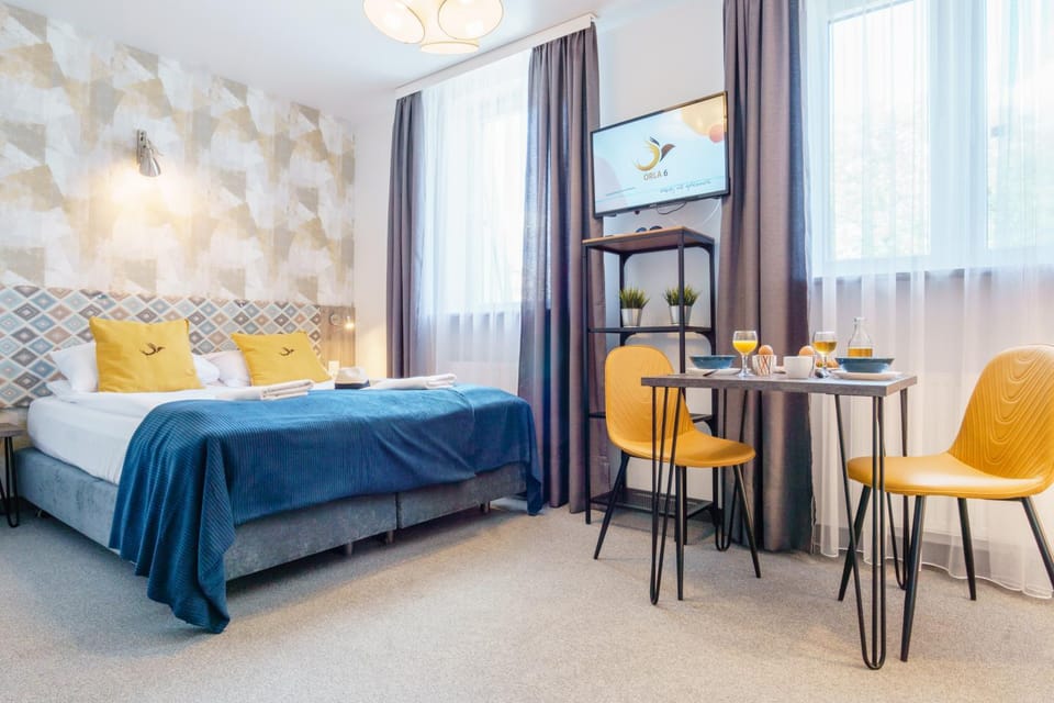Bed, TV and multimedia, Living room, Food and drinks, Photo of the whole room, Seating area, Dining area, Bedroom, Food