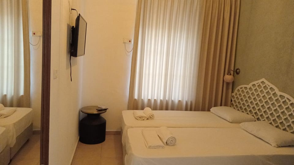 Bed, TV and multimedia, Bedroom, towels