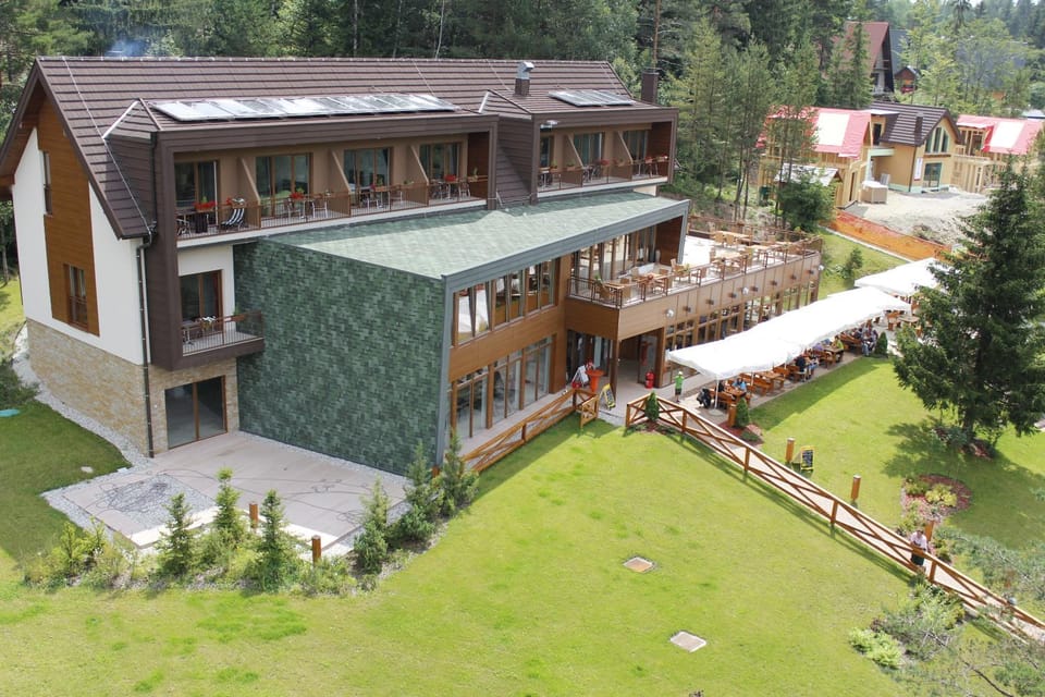Facade/entrance, Bird's eye view
