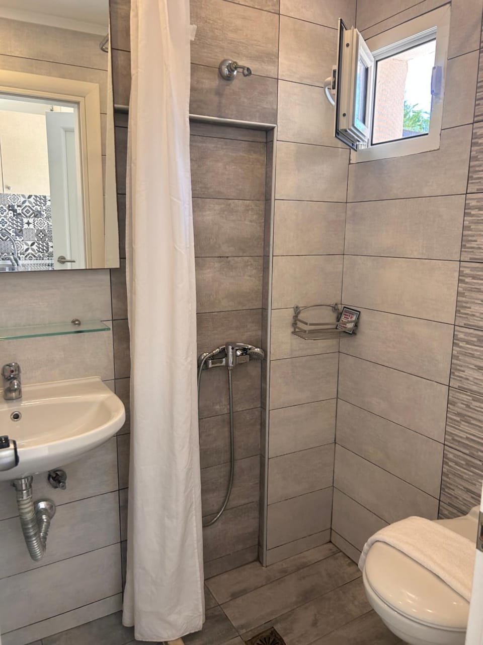 Shower, Toilet
