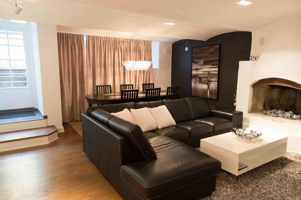 Living room, Photo of the whole room, Seating area, Dining area, On site