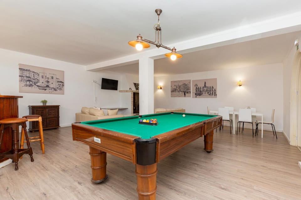 Communal lounge/ TV room, Billiard, Billiard, Game Room