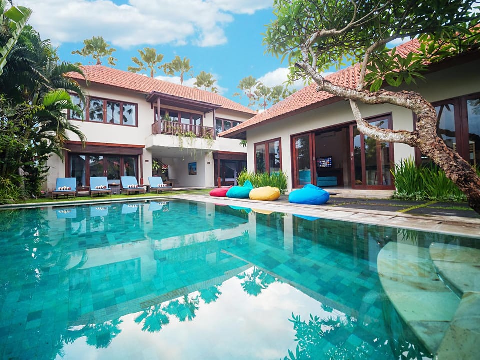 Property building, Day, Garden, Garden view, Pool view, Swimming pool, sunbed