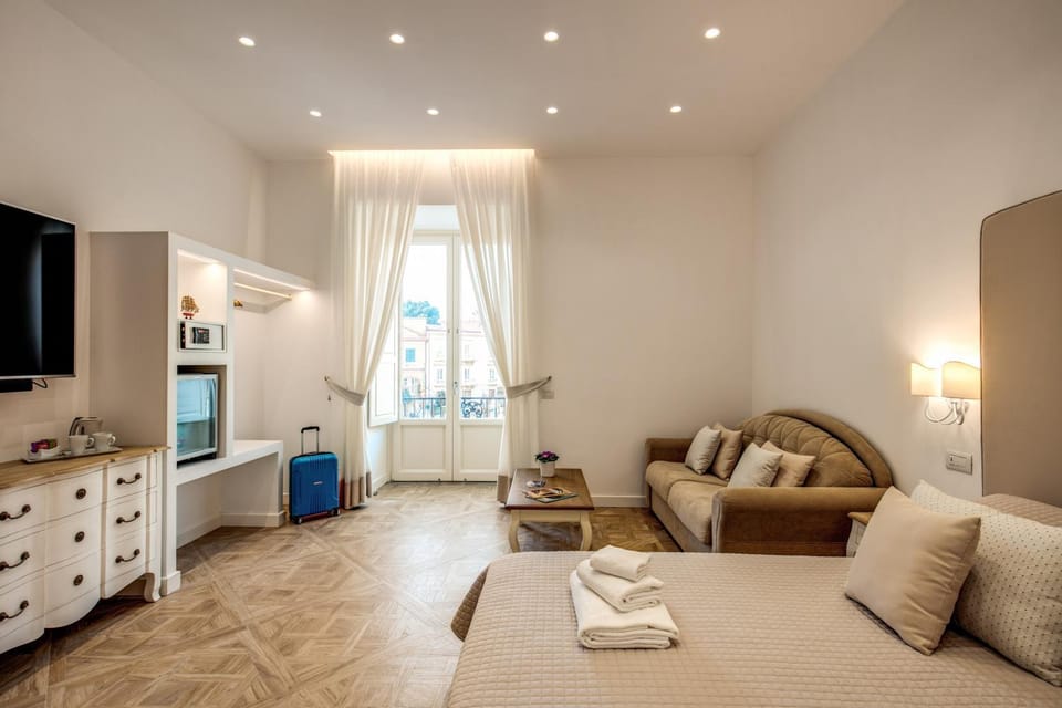Bed, TV and multimedia, Photo of the whole room, Seating area, Bedroom