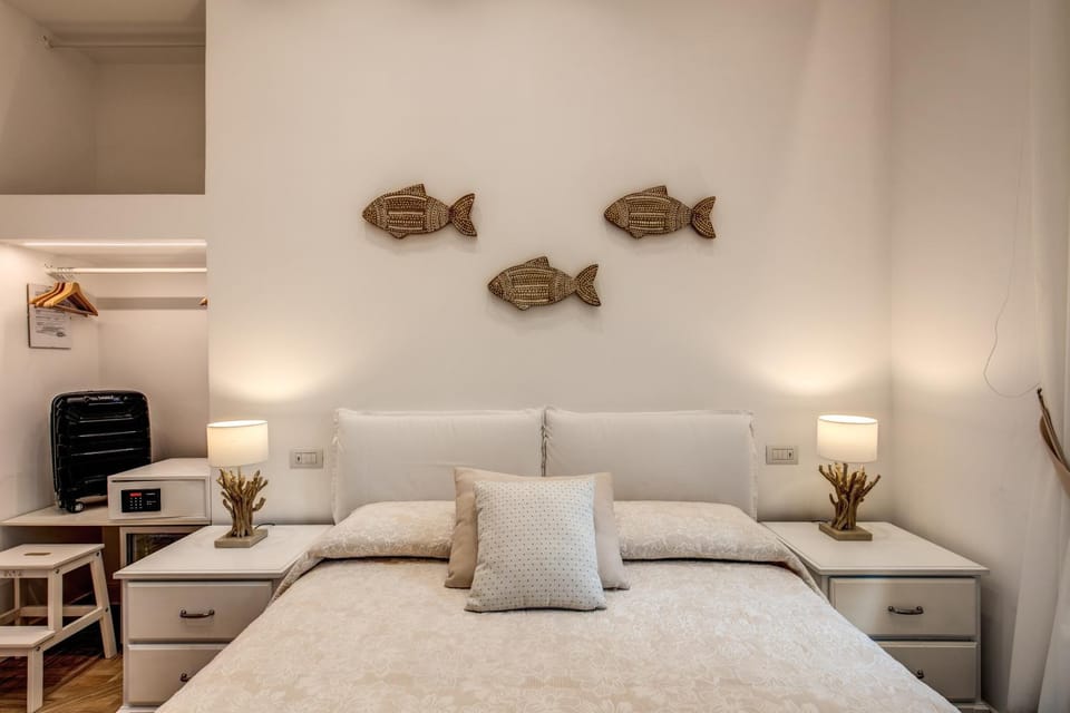 Bed, Photo of the whole room, Decorative detail, Bedroom, safe