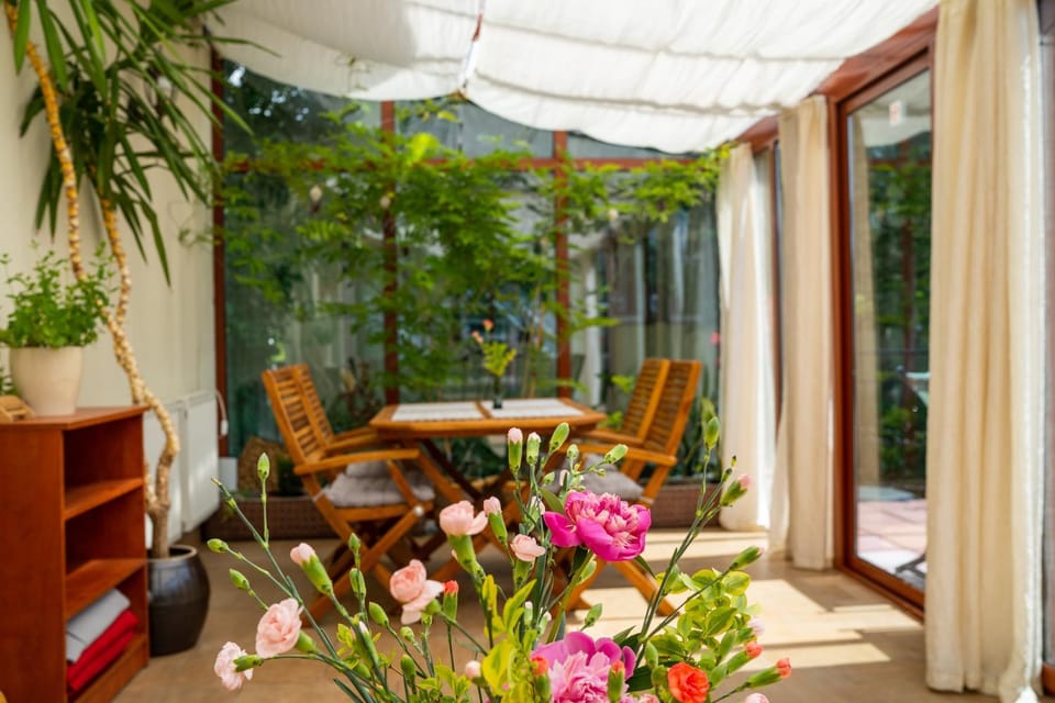 Patio, Restaurant/places to eat, Balcony/Terrace, Decorative detail, Garden view