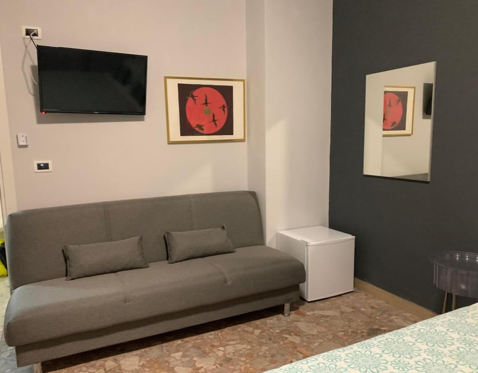 Bed, TV and multimedia, Photo of the whole room, Seating area, Bedroom