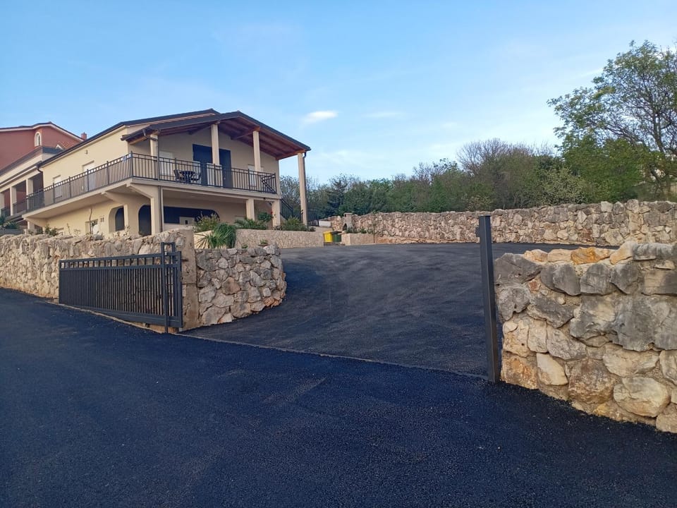 Patio, Parking
