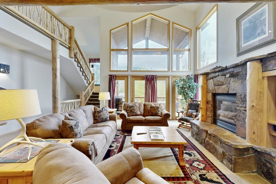 Ski Slopes and Scenic Views House in Whitefish