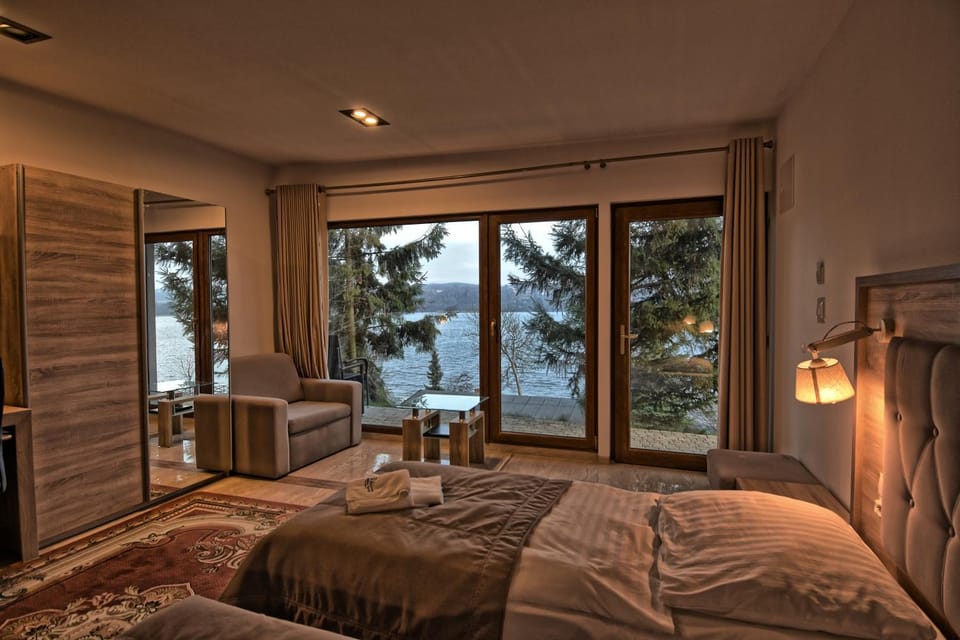 Property building, Bed, Living room, Photo of the whole room, Seating area, Bedroom, Lake view, Swimming pool, Breakfast