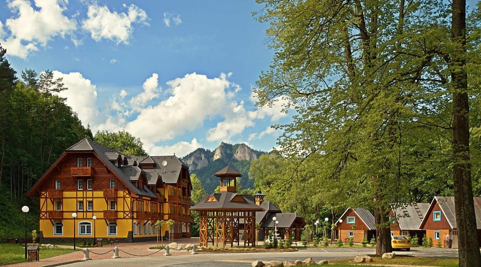 Property building, Neighbourhood, Mountain view