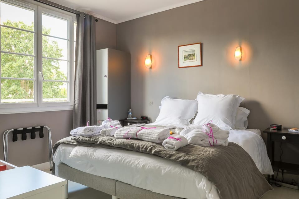 Bed, Natural landscape, Photo of the whole room, Decorative detail, Bedroom, Area and facilities