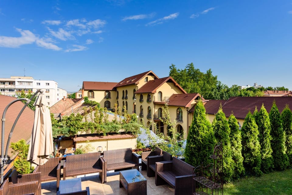 Property building, Restaurant/places to eat, Restaurant/places to eat, Garden, Balcony/Terrace