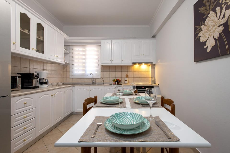 Coffee/tea facilities, dishwasher, microwave, kitchen