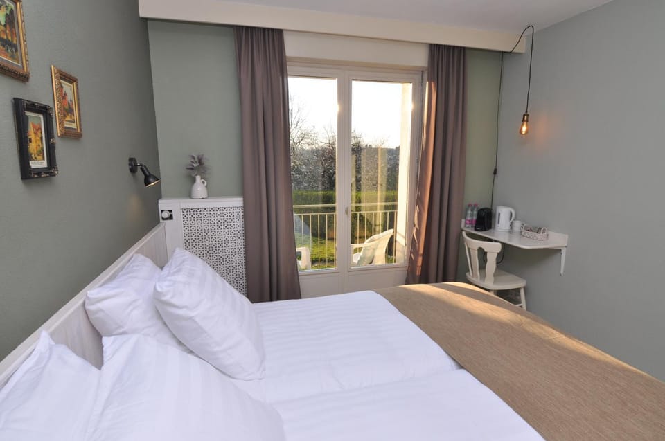 Spring, Bed, Day, Balcony/Terrace, Photo of the whole room, Bedroom, On site