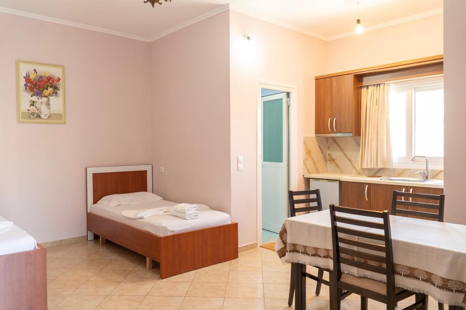 Bed, Photo of the whole room, Dining area