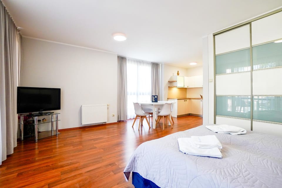 Bed, TV and multimedia, Photo of the whole room